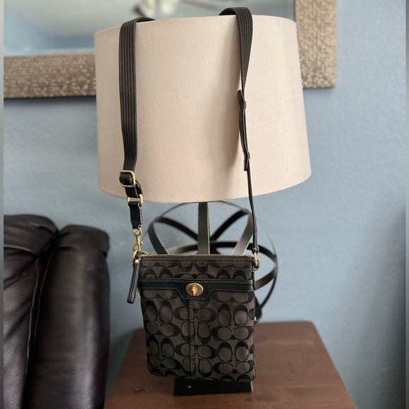 Coach Y2K crossbody turn lock GUC - Picture 8 of 10